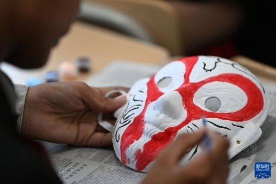 7月3日，外國(guó)學(xué)生在繪制京劇臉譜。新華社記者 李然 攝