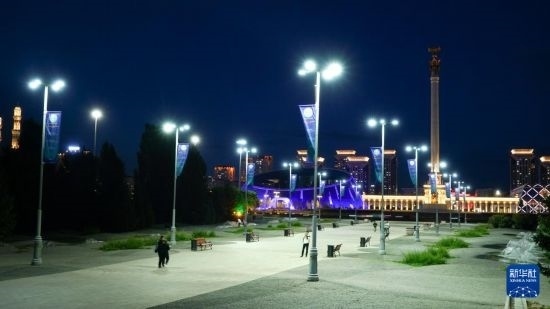 這是7月2日在哈薩克斯坦首都阿斯塔納拍攝的獨(dú)立廣場(chǎng)上的紀(jì)念柱（右后）。新華社記者 王建華 攝