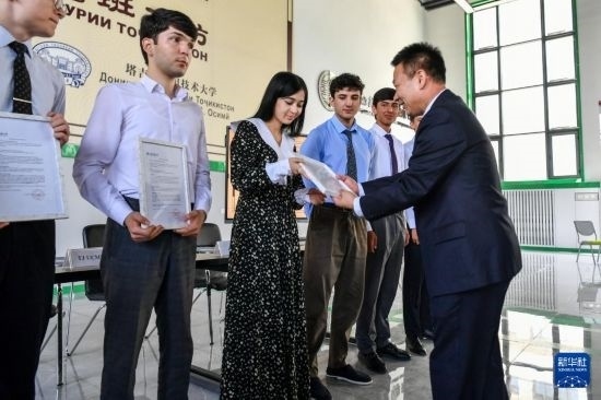 7月3日，在塔吉克斯坦首都杜尚別，天津城市建設管理職業(yè)技術學院的負責人為魯班工坊赴華留學生頒發(fā)錄取通知書。新華社記者 曹陽 攝