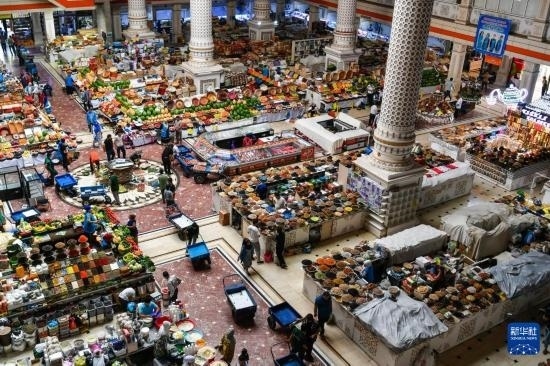 這是6月27日在塔吉克斯坦首都杜尚別拍攝的大巴扎內(nèi)景。新華社記者 曹陽 攝