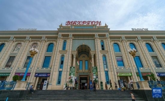 這是7月1日在塔吉克斯坦首都杜尚別拍攝的大巴扎外景。新華社記者 周荻瀟 攝