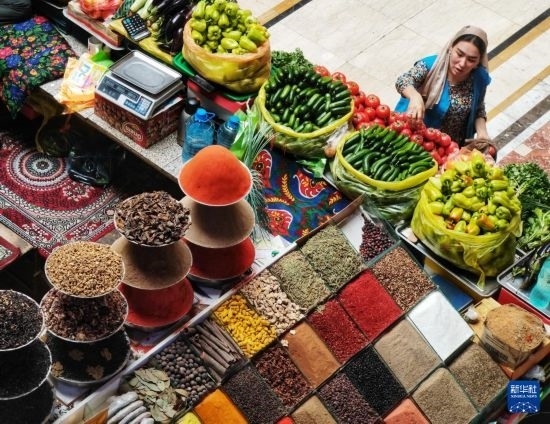 這是7月3日在塔吉克斯坦首都杜尚別拍攝的大巴扎內(nèi)景。新華社記者 燕雁 攝