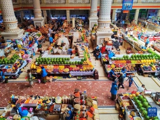 這是7月3日在塔吉克斯坦首都杜尚別拍攝的大巴扎內(nèi)景。新華社記者 燕雁 攝