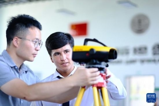 6月14日，在塔吉克斯坦首都杜尚別的魯班工坊，來自天津城市建設管理職業(yè)技術學院的老師（左）指導學生。新華社記者 鄭開君 攝