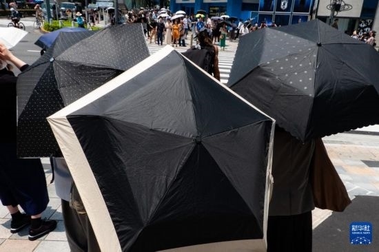 7月4日，人們在日本東京原宿的街道上等待紅綠燈。新華社記者 張笑宇 攝