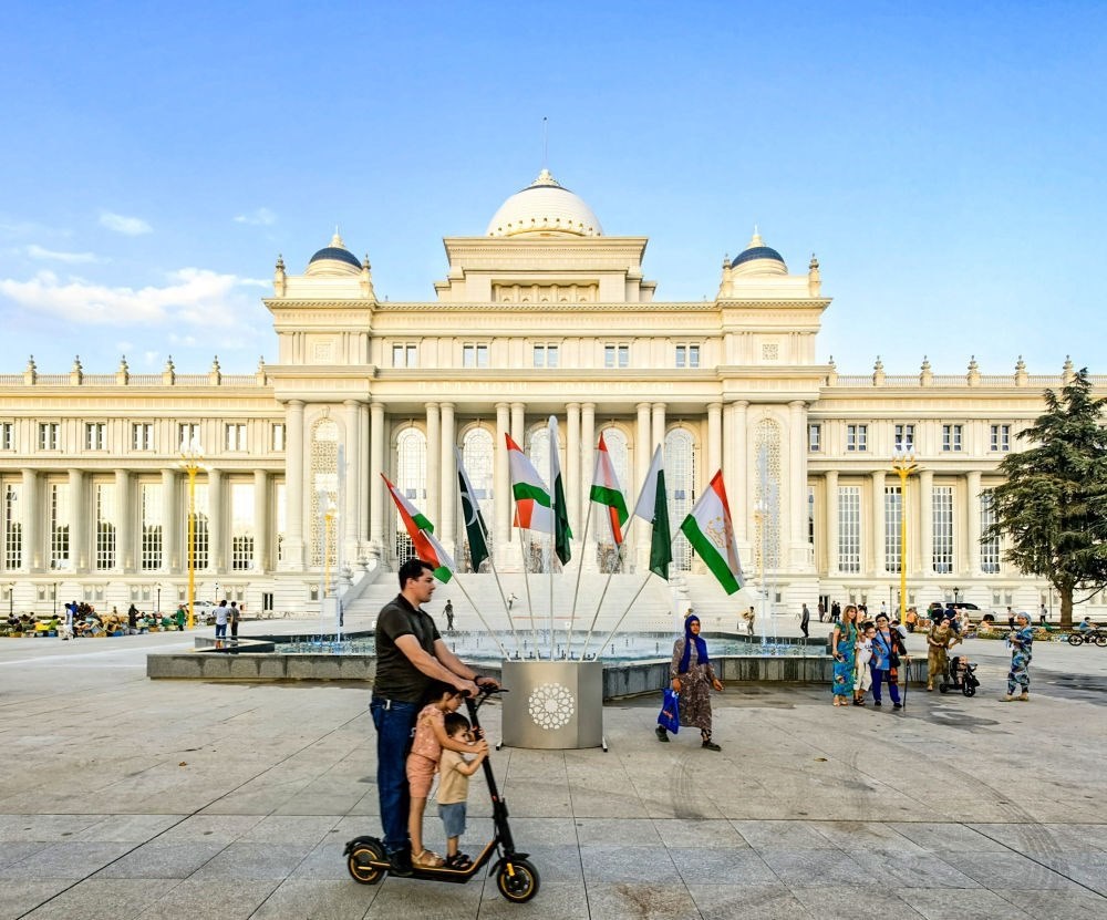 2024年7月1日，人們?cè)谒怂固棺h會(huì)大樓前的廣場(chǎng)上休閑。