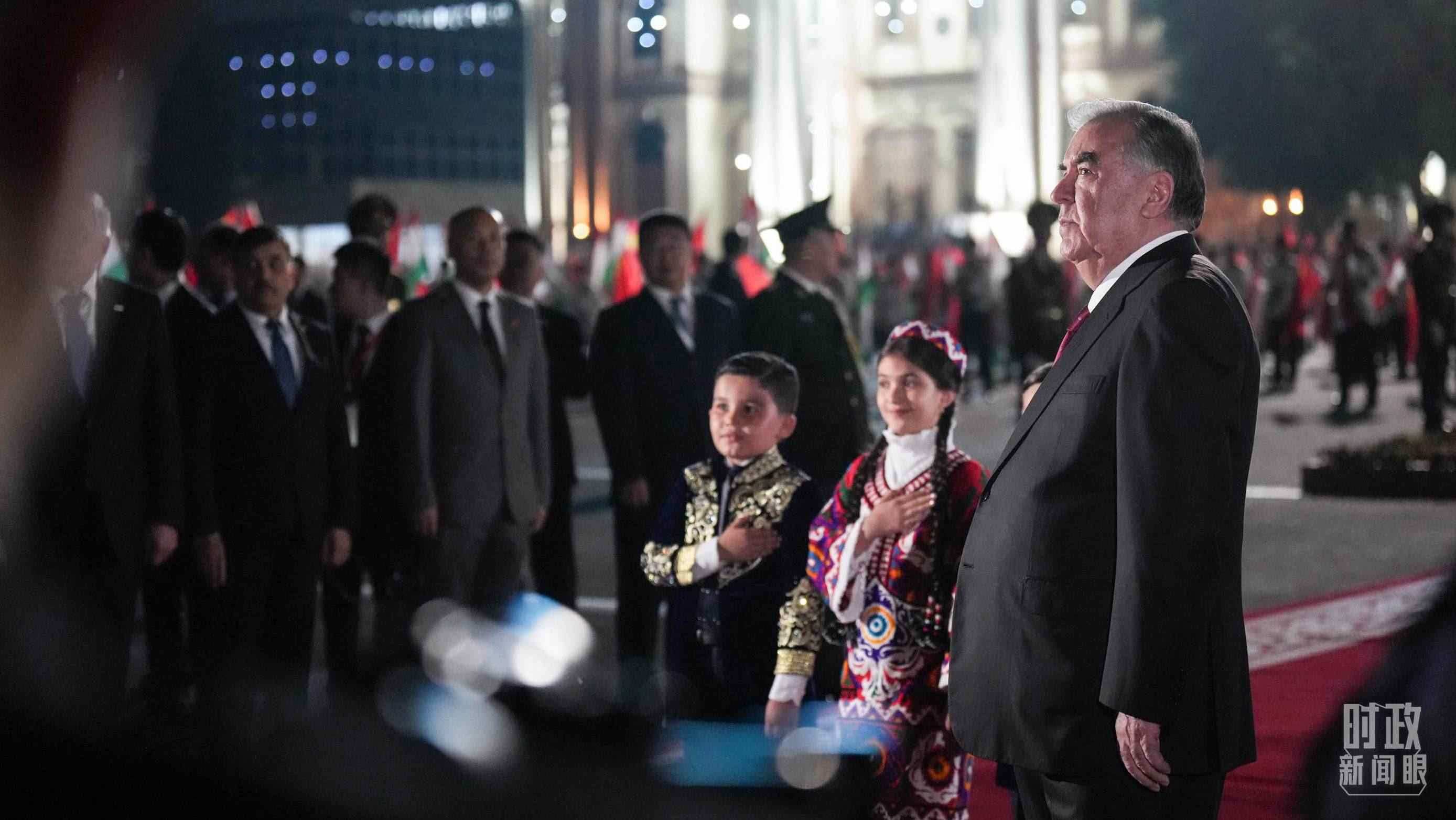 △拉赫蒙總統(tǒng)在機(jī)場迎接習(xí)主席。（總臺(tái)記者李晉拍攝）