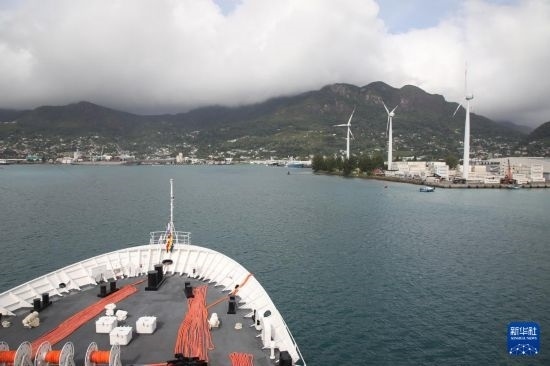 7月5日，中國海軍“和平方舟”號醫(yī)院船抵達塞舌爾維多利亞新港碼頭。新華社發(fā)（劉志磊 攝）