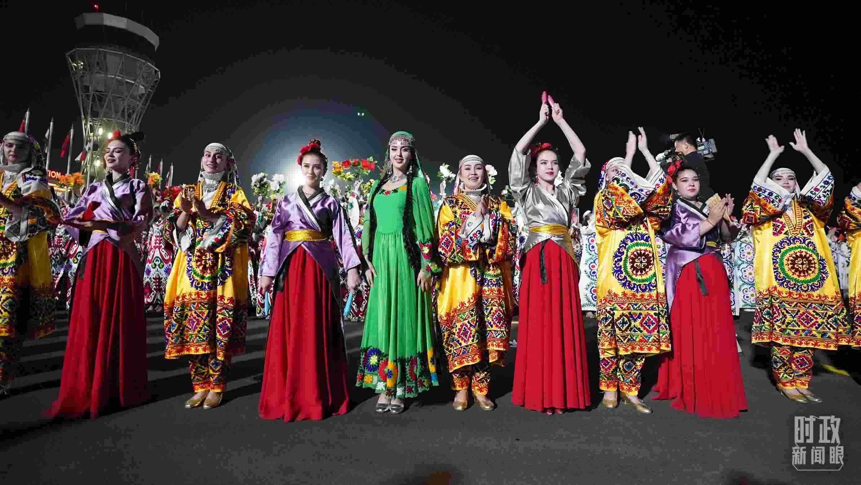 △迎賓儀式上身著民族盛裝的塔吉克斯坦青年。（總臺(tái)記者李晉拍攝）