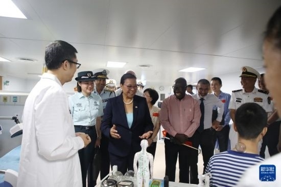 7月5日，塞舌爾衛(wèi)生部長維多在中國海軍“和平方舟”號醫(yī)院船上參觀中醫(yī)診室。新華社發(fā)（劉志磊 攝）