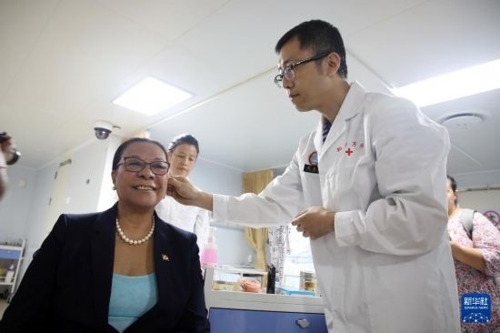 7月5日，塞舌爾衛(wèi)生部長維多在中國海軍“和平方舟”號醫(yī)院船上體驗中醫(yī)。新華社發(fā)（劉志磊 攝）
