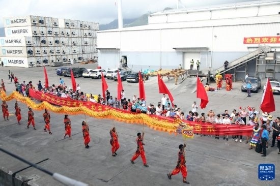 這是7月5日在塞舌爾維多利亞新港碼頭拍攝的歡迎儀式。新華社發(fā)（劉志磊 攝）