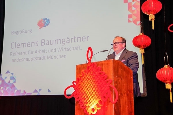 圖為鮑姆蓋特納在致辭。（駐慕尼黑總領(lǐng)館提供）