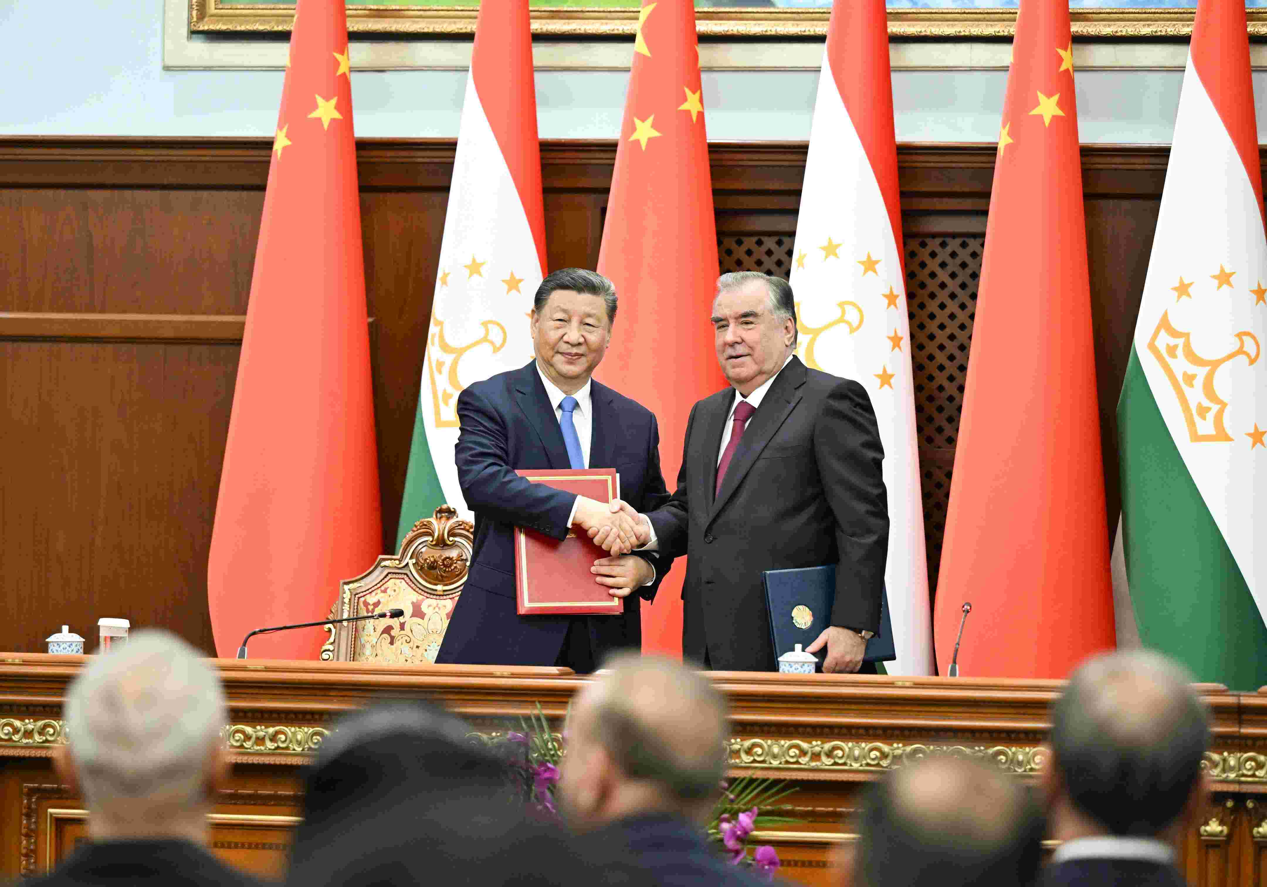 當(dāng)?shù)貢r(shí)間2024年7月5日下午，習(xí)近平主席同塔吉克斯坦總統(tǒng)拉赫蒙在杜尚別總統(tǒng)府舉行會(huì)談。會(huì)談后，兩國(guó)元首共同簽署《中華人民共和國(guó)和塔吉克斯坦共和國(guó)關(guān)于發(fā)展新時(shí)代全面戰(zhàn)略合作伙伴關(guān)系的聯(lián)合聲明》。