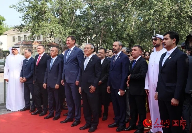 上合組織秘書(shū)長(zhǎng)及成員國(guó)駐華使節(jié)參加活動(dòng)。人民網(wǎng) 俄布拉依·對(duì)山攝