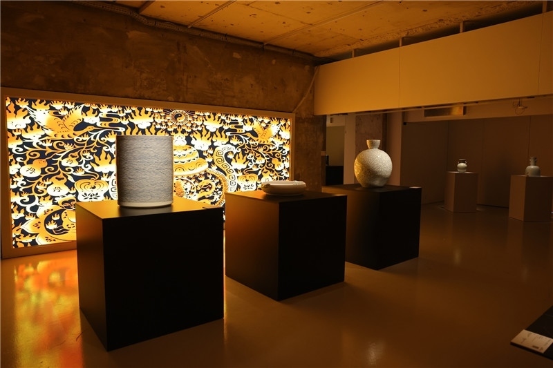 《新生萬(wàn)物-中國(guó)非遺與當(dāng)代設(shè)計(jì)展》展廳。陽(yáng)光媒體集團(tuán)供圖