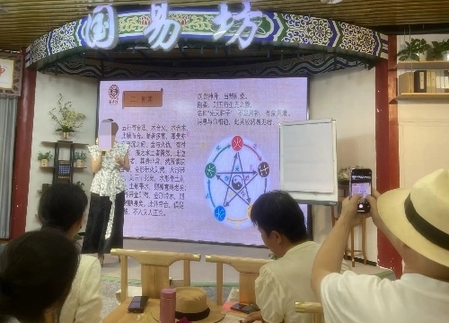 葉姓講師為學(xué)員講“相”。人民網(wǎng) 劉文邦攝