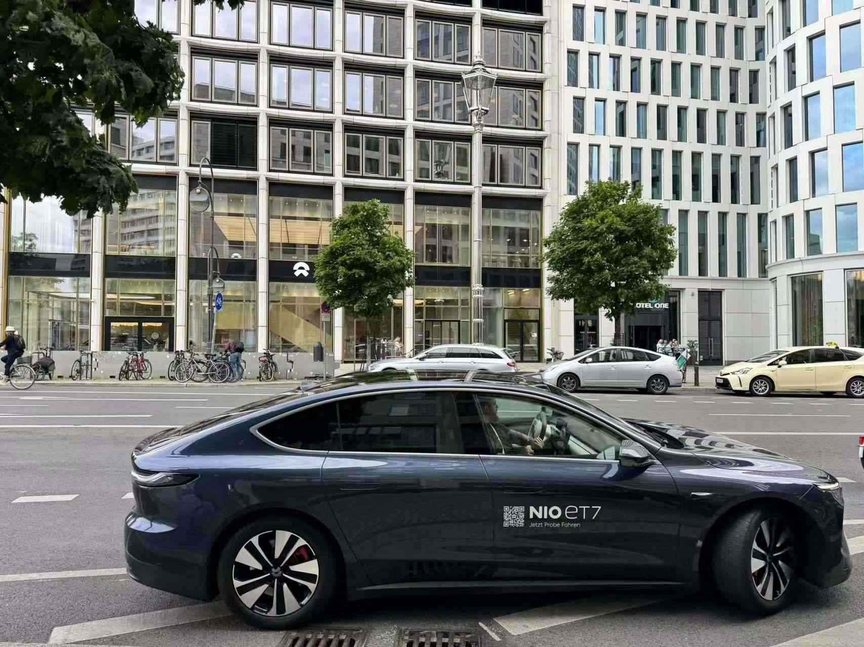 消費(fèi)者在蔚來柏林智能駕駛中心前試駕電動(dòng)汽車。 人民網(wǎng)記者 李強(qiáng)攝