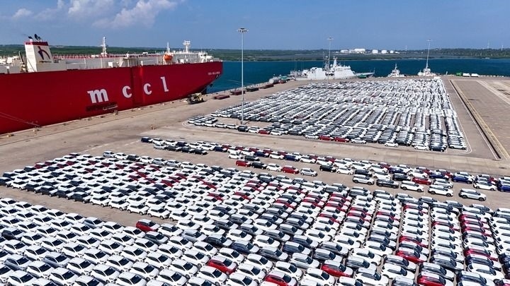 這是2024年3月28日拍攝的斯里蘭卡漢班托塔港（無人機照片）。漢班托塔港是中斯共建“一帶一路”重點合作項目，位于斯里蘭卡南端，是一座綜合性人工深水海港，許多往來亞洲、歐洲、非洲的貨船在此經(jīng)過。新華社記者 徐欽 攝