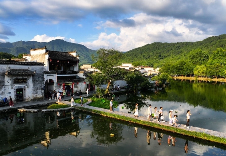 游客在安徽省黃山市黟縣宏村游玩（2024年7月7日攝）。新華社記者 杜宇 攝