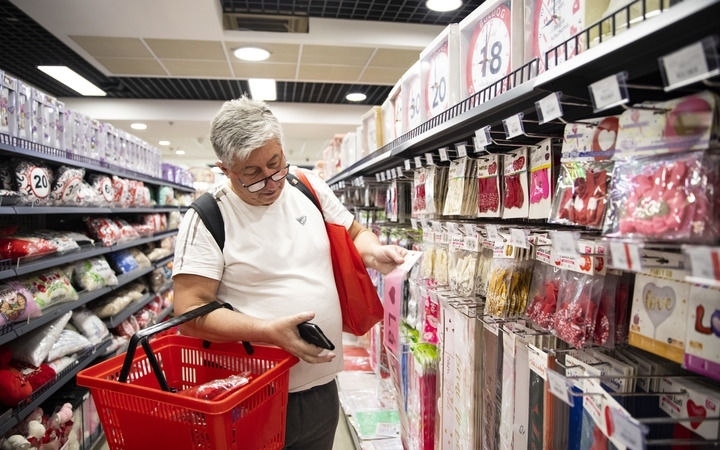 2024年4月29日，在匈牙利布達佩斯，一名男子在中歐商貿(mào)物流合作園區(qū)的中國商品交易展示中心內(nèi)購物。中歐商貿(mào)物流合作園區(qū)是中國在歐洲地區(qū)建設(shè)的首個商貿(mào)物流型境外經(jīng)貿(mào)合作區(qū)，也是集商貿(mào)展示與交易、物流運輸與倉儲、產(chǎn)業(yè)投資與合作功能于一體的中歐企業(yè)雙向互動平臺。新華社記者 張帆 攝