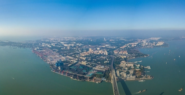 海南自貿(mào)港重點園區(qū)——洋浦經(jīng)濟開發(fā)區(qū)（2023年12月31日攝，無人機全景照片）。新華社記者 蒲曉旭 攝