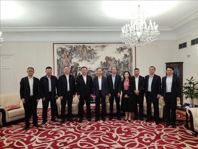 中國駐瑞典大使崔愛民（左五）會見中國中鐵股份有限公司總裁陳文健一行并合影。中國駐瑞典大使館供圖