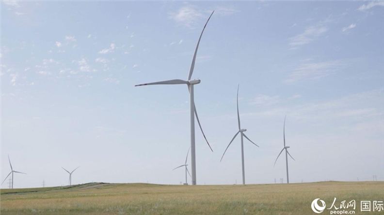 阿克莫拉州風(fēng)電項(xiàng)目群風(fēng)機(jī)。 人民網(wǎng)記者 葛泰佚攝