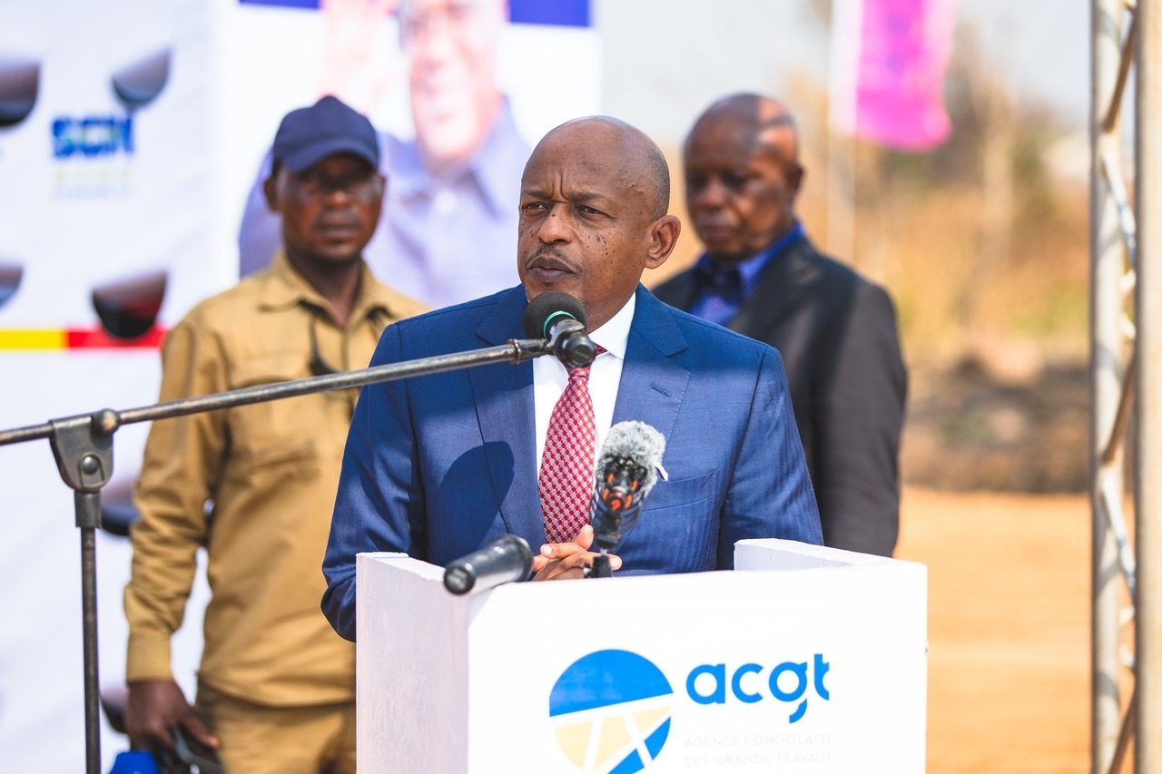 剛果（金）國(guó)務(wù)部長(zhǎng)兼基礎(chǔ)設(shè)施和公共工程部長(zhǎng)穆武尼在開(kāi)工儀式上致辭。中鐵資源集團(tuán)供圖