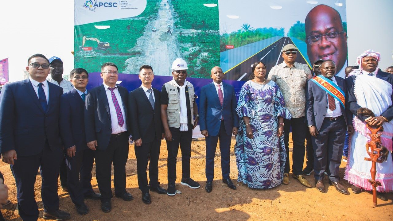 剛果（金）政府代表與中方企業(yè)代表出席開(kāi)工儀式。中鐵資源集團(tuán)供圖