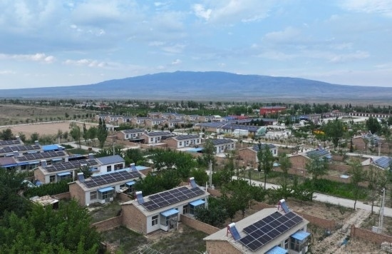 紅寺堡區(qū)新集村屋頂上的光伏板。新華社發(fā)（康國慶 攝）