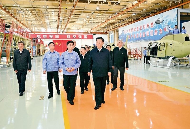 2023年10月10日至13日，中共中央總書記、國家主席、中央軍委主席習(xí)近平在江西考察。這是11日上午，習(xí)近平在景德鎮(zhèn)市昌河飛機(jī)工業(yè)（集團(tuán)）有限公司考察。 新華社記者 燕雁/攝