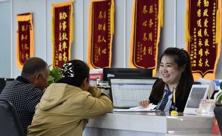 2024年3月25日，北京市大興區(qū)龐各莊鎮(zhèn)政務(wù)服務(wù)中心的工作人員耐心為群眾解答問(wèn)題。大興區(qū)龐各莊鎮(zhèn)政務(wù)服務(wù)中心用“最多跑一次”的工作理念為企業(yè)和群眾提供了便利化、精準(zhǔn)化、個(gè)性化的衍生服務(wù)。新華社記者 李欣 攝