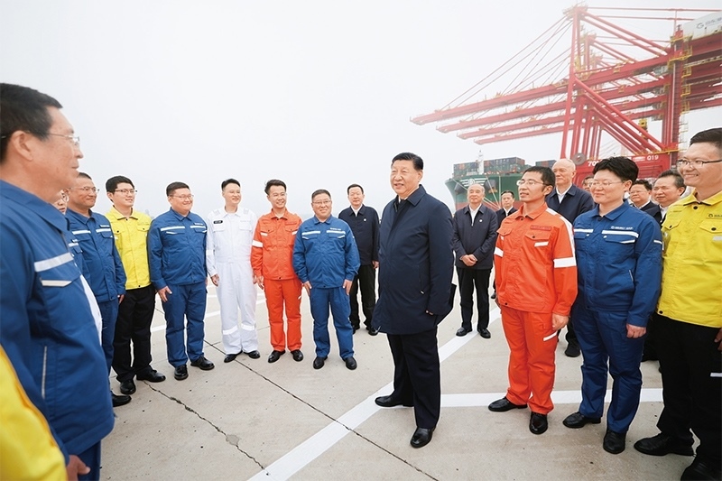 2024年5月22日至24日，中共中央總書記、國家主席、中央軍委主席習(xí)近平在山東考察。這是22日下午，習(xí)近平在日照港親切慰問港口科技工作者、運(yùn)營人員、航運(yùn)人員。 新華社記者 鞠鵬/攝