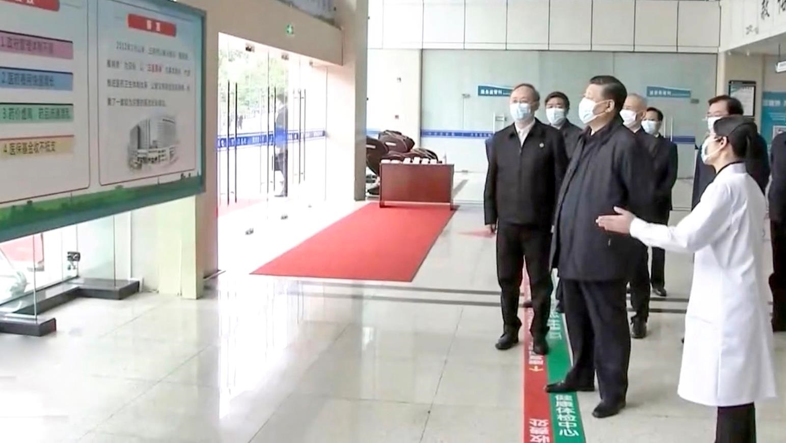 △2021年3月23日，習(xí)近平總書記在福建三明沙縣總醫(yī)院住院樓一層大廳，聽取醫(yī)改情況介紹。