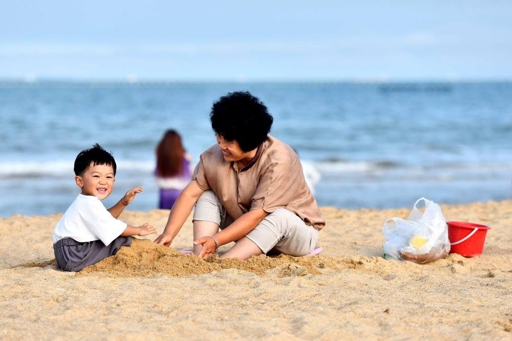 △山東日照陽光海岸綠道沙灘一角。近年來，日照還海于民、還景于民，在保留松林、沙灘、礁石和濕地資源的基礎(chǔ)上，修復(fù)整治生態(tài)岸線，打造出一條長(zhǎng)約28公里的陽光海岸綠道，吸引眾多市民游客度假休閑。