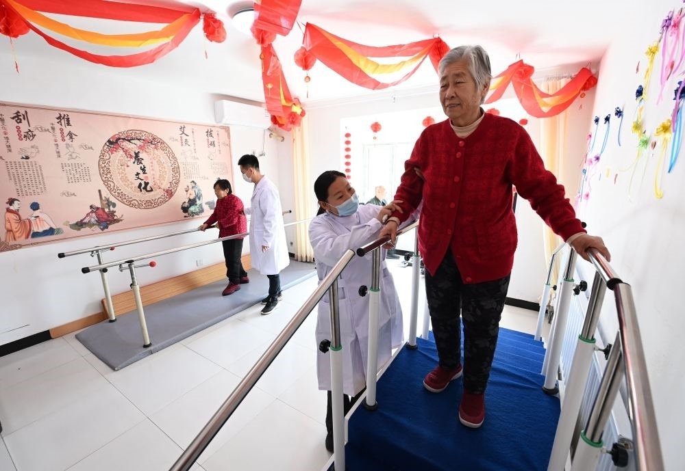 在河北省香河縣安平鎮(zhèn)運(yùn)河新村醫(yī)養(yǎng)中心，老年人在進(jìn)行康復(fù)訓(xùn)練（2024年2月29日攝）。新華社記者 王曉 攝