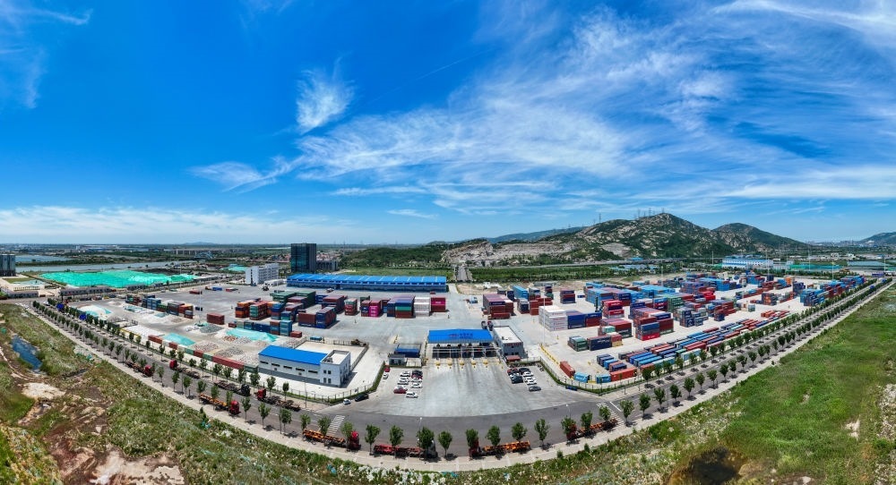 2024年6月26日拍攝的位于江蘇省連云港市連云區(qū)的上合組織（連云港）國際物流園內(nèi)的中國外運(yùn)集裝箱場站（無人機(jī)照片）。上合組織（連云港）國際物流園是連云港建設(shè)“一帶一路”交匯點(diǎn)強(qiáng)支點(diǎn)和上合組織國家出?；氐闹匾脚_(tái)載體。新華社記者 季春鵬 攝