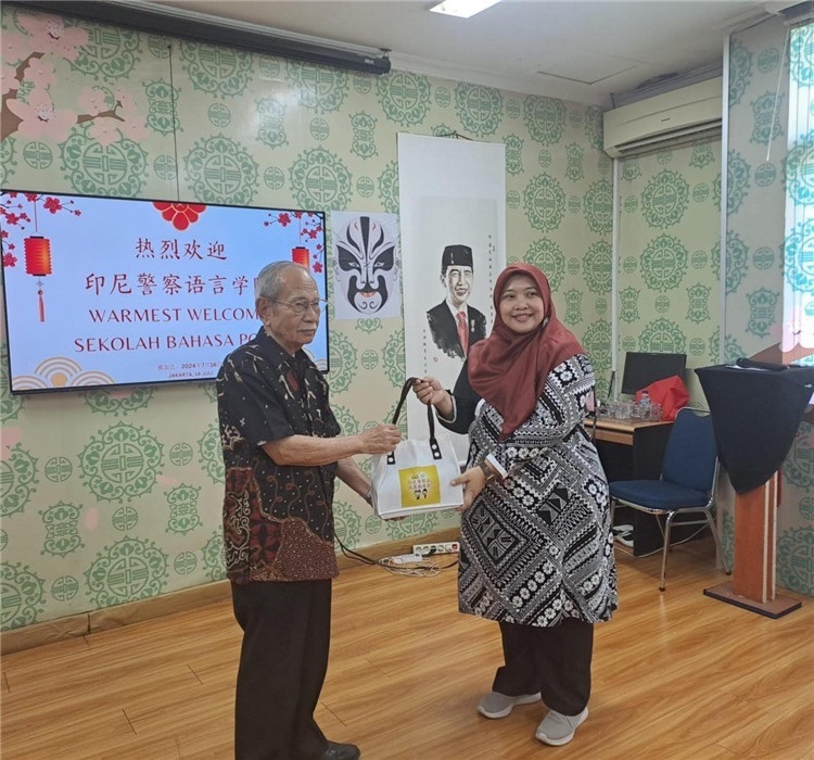 拉哈尤·蘇珊蒂與穆尼交換禮品。活動(dòng)主辦方供圖