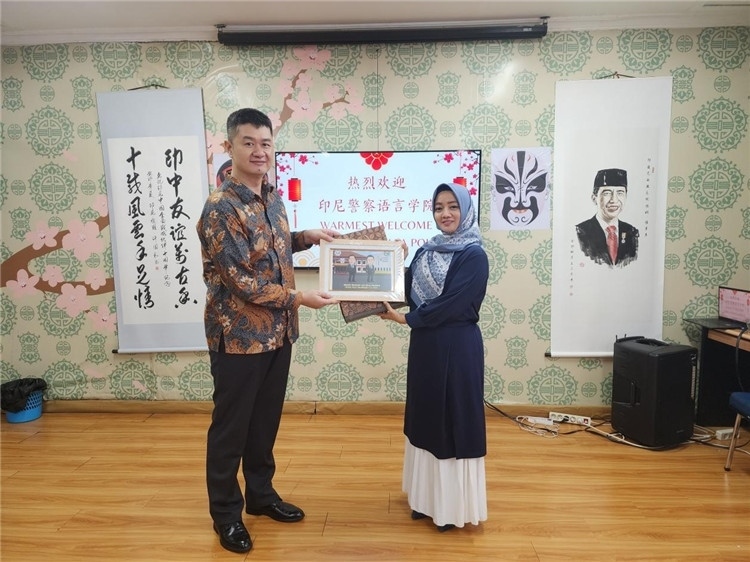 警察語言學(xué)院老師與王大昕交換禮品。活動(dòng)主辦方供圖