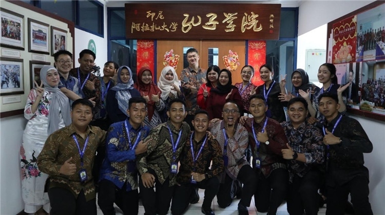 警察 學(xué)員們在孔院門口合影?；顒?dòng)主辦方供圖