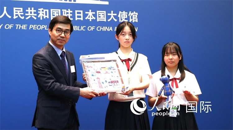 日本小大使向中國駐日本大使館臨時(shí)代辦施泳贈送當(dāng)?shù)靥厣Y品。人民網(wǎng) 許可攝