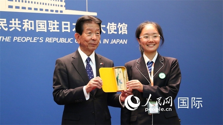中國小大使向日本永旺1%俱樂部理事長森美樹贈送當(dāng)?shù)靥厣Y品。人民網(wǎng) 許可攝