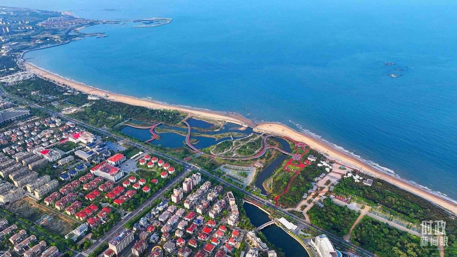 △日照市陽光海岸綠道。近年來，日照市對沿海裸露場地及岸線破損處進行生態(tài)修復(fù)，建成約28公里的陽光海岸綠道，為市民和游客提供了運動休閑好去處。（總臺央視記者范凱拍攝）