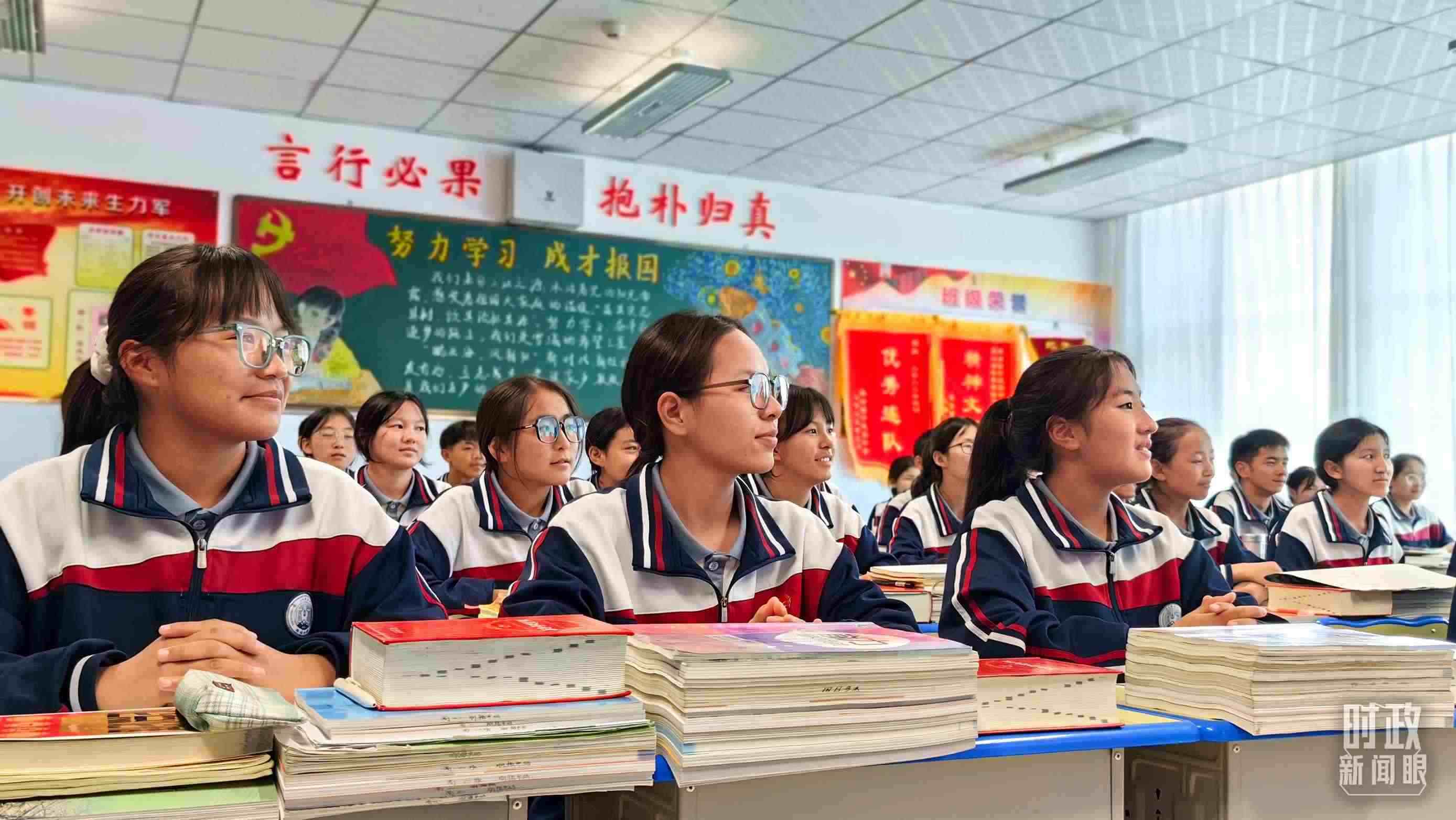 △果洛西寧民族中學(xué)高一（1）班的“新時代、新家鄉(xiāng)”主題思政課。（總臺央視記者段德文拍攝）
