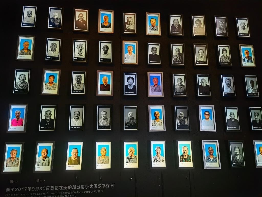 侵華日軍南京大屠殺遇難同胞紀(jì)念館內(nèi)的幸存者照片墻局部。新華社記者邱冰清 攝