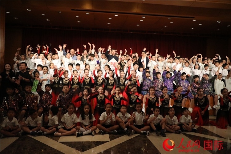 中美青少年藝術(shù)交流匯演活動(dòng)結(jié)束后，嘉賓們與學(xué)生們合影。人民網(wǎng)記者 李志偉攝