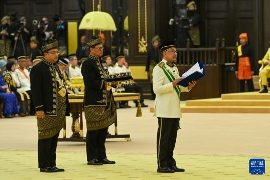  7月20日，馬來西亞總理安瓦爾（右）在吉隆坡出席最高元首登基儀式。新華社發(fā)（馬來西亞新聞局供圖）