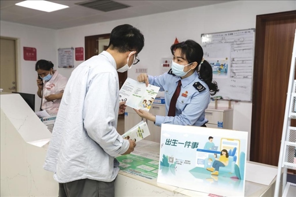 志愿者為葉先生介紹新生兒相關(guān)服務(wù)。云浮市稅務(wù)局供圖