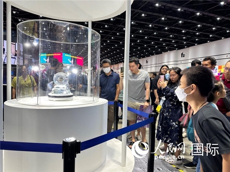 觀眾參觀中國“嫦娥五號”探測器從月球帶回的珍貴樣品。人民網(wǎng)記者簡承淵攝